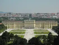 Blick auf das Schloss Sch�nbrunn im 13. Wiener Gemeindebezirk Hietzing von der Gloriette auf dem gegen�berliegenden H�gel aus. Das Schloss und der etwa 160 ha gro�e Park sind seit 1996 Teil des UNESCO-Weltkulturerbes. Wien, 19.07.2014 