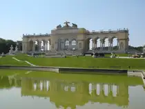 Blick auf die Gloriette des Schloss Sch�nbrunn. Sie erinnert an die Schlacht von Kolin am 18. Juni 1757, wo im Siebenj�hrigen Krieg der Vormarsch des preu�ischen K�nig Friedrich II. auf Wien gestoppt wurde. Wien, 19.07.2014 