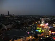 Der Horizont versinkt in der Nacht und im Prater locken die im Neonlicht strahlenden Schaustellgesch�fte. Blick auf den Prater hinunter vom Wiener Riesenrad. Wien, 19.07.2014