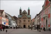 . Ein klassisches St�dtefoto -

Blick �ber die Maximilianstra�e zum Dom zu Speyer.

08.02.2014 (Matthias)