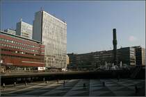 Im letzten Jahrhundert wurde ein sanierungsbed�rftiges Viertel in Norrmalm abgebrochen und es entstand nach den st�debaulichen Vorstellungen der damaligen Zeit eine v�llig neue City in Stockholm, mit modernen Gesch�fts- und B�roh�usern. Es entstand der gr��tenteils abgesenkte Platz, der Sergels torg. Hier befindet sich das Herz des U-Bahnnetzes, die Haltestellenanlage T-Centralen. 23.8.2007 (Matthias)