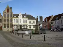 Damme, Marktplatz mit Denkmal f�r Dichter Jacob van Maerlant (02.07.2014)
