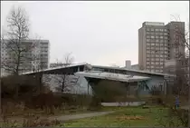 . Fremdk�rper -

Hallenbad in Leipzig-Gr�nau von Behnisch Architekten. Ansicht von Westen. Leider war das Licht bei unserem Besuch dort nicht ganz so ideal.

03.02.2014 (Matthias)