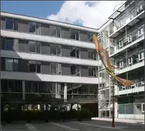 . Landratsamt Alb-Donau-Kreis in Ulm - 

2003 wurde das Geb�ude wiederum durch Auer und Weber erweitert. Die bisherige Geb�udeform, ein spiegelverkehrtes F wurde durch ein L zu einer eckigen 8 erg�nzt. Den architektonischen Ausdruck finde ich schw�cher als beim Ursprungsbauteil.

24.05.2014 (Matthias)

