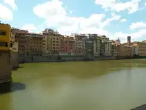 Wohn- und Gesch�ftsh�user neben der Br�cke Ponte Vecchio am Arno in Florenz, Foto am 18.5.2014
