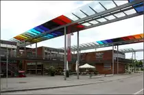 . Bunte Glasd�cher -

Bunte Glasd�cher verbinden die flachen Bauten des Zentrums der solarCity in Linz-Pichling. Architekten: Auer und Weber, Fertigstellung: 2004.

01.06.2014 (Matthias)