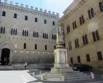 Palazzo Salimbeni in Sienna, davor das Standbild von Salustio Bandini (1677-1760 ), er war ein italienischer Erzpriester, Politiker und Wirtschaftswissenschaftler. 1880 entstand nach Pl�nen von Giuseppe Partini  das Denkmal auf der Piazza Salimbeni, Foto am 20.5.2014
