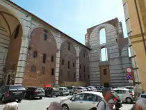 Nordseitenschiff und Fassade des sog. „Duomo Nuovo”, der 1339 begonnenen Vergr��erung des Domes in Sienna , Foto am 20.5.2014
