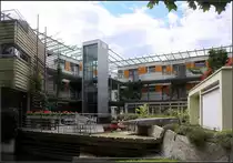 . Besondere Seniorenwohnanlage in Ostfildern-Ruit -

Blick in den zur Gr�nzone orientierten Hof. Die Altenwohnungen werden �ber Laubeng�nge erschlossen. Die besondere Architektur kommt besonders auf dieser Seite zum Tragen.

12.08.2014 (Matthias)