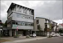 . Besondere Seniorenwohnanlage -

In der Ortsmitte von Ostfildern-Ruit steht die Seniorenwohnanlage 'Gradmann-Haus'. Neben Zusatzeinrichtungen wie Verwaltung, Kurzzeitpflege, Altentreff gibt es 18 betreute Altenwohnungen. Architekten: Kauffmann Theilig & Partner, Fertigstellung: 1995.

Mehr Aufnahmen zu dieser Anlage:
http://architektur.startbilder.de/name/galerie/kategorie/architekten~kauffmann-theilig-partner~1995-gradmann-haus-ruit.html

12.08.2014 (Matthias)