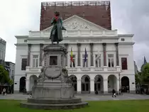 L�ttich, Op�ra Royal de Wallonie, erbaut 1818 von Architekt Auguste Duckers, vor dem Theater die Statue von Komponist Andre Gretry (05.07.2014)