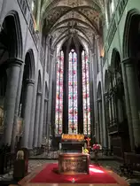 Huy, gotische Stiftskirche Unsere Liebe Frau, erbaut ab 1311, gemaltes Gew�lbe, 
Hauptaltar von Pierre Peeters, 20 meter hohe Kirchenfenster von 1872 bis 1878 (05.07.2014)