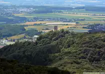 Drachenfels mit Burgruine und Gastst�tte (320 m �ber NN) vom h�heren �lberg (460 m �ber NN) gesehen - 26.06.2014