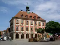 Neustadt a. d. Aisch, Rathaus, dreigeschossiges Eckhaus mit Walmdach, erbaut von 1711 bis 1715 durch Johann Georg Kannh�user, Wiederaufbau nach Brand von 1949 bis 1951 (10.08.2014)
