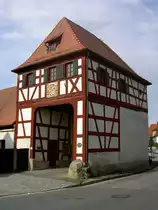 Markt Erlbach, Torhaus, erbaut im 17. Jahrhundert, Sandsteinwappen des F�rstentums Brandenburg-Bayreuth (10.08.2014)