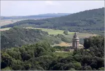 Eisenach. Das 22 m hohe Burschenschaftsdenkmal steht auf der G�pelsh�he im S�den der Stadt und wurde 1902 eingeweiht. Am 11.08.2014 habe ich es von der Wartburg aus fotografiert.
