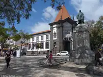 Die  Banco de Portugal  und davor die Statue vom Seefahrer  Jo�o Gon�alves Zarco  - Stadtzentrum von Funchal (Madeira - M�rz 2014)