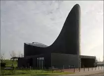 . 'Kirche am Meer'

In Wangerland-Schillig in Ostfriesland steht diese ungew�hnliche Kirche. �ber dem rechteckigen Grundbau erhebt sich der schwungvolle Bauk�rper. Von oben als abgerundetes Kreuz zu deuten flie�en die Formen des Kirchenschiffes �ber in den Turm. Verkleidet ist der Bauk�rper mit dunklen Ziegeln. Geplant wurde die Kirche von K�nigs Architekten aus K�ln, Fertigstellung war 2012.

Weitere Aufnahmen:
http://architektur.startbilder.de/name/galerie/kategorie/architekten~verschiedene~2012-kirche-am-meer-wangerland-schillig.html

20.11.2012 (Matthias)
