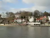 Hamburg am 1.3.2013: �velg�nne mit einem beliebten und belebten Strandlokal