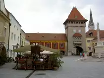 K�szeg, Hauptplatz mit Stadttor (30.07.2014)