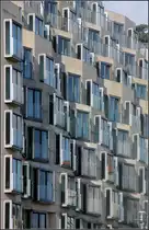 . R�ckseite des DZ-Bank-Geb�udes in Berlin -

Die S�dfassade ist sehr bewegt. Hier befinden sich Wohnungen. Die Fassade des Nachbargeb�udes der Erweiterung des Hotels Adlon wurde von G�nter Behnisch gestaltet.

August 2011 (Matthias)