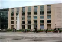 . DZ-Bank-Geb�ude in Berlin -

In Berlin an der S�dseite des Pariser Platzes liegt die DZ-Bank zwischen der Akademie der K�nster von G�nter Behnisch und der Amerikanischen Botschaft. Die Sandsteinfassade ist hier eher zur�ckhaltend. Architekt war der Amerikaner Frank O. Gehry, Fertigstellung: 2001

Weitere Bilder:
http://architektur.startbilder.de/name/galerie/kategorie/architekten~verschiedene~2001-dz-bank-berlin.html

August 2011 (Matthias)