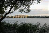 Blick von Stockholms Nachbarkommune Solna �ber den Ulvsundasj�n hin�ber zum Stockholmer Stadtteil Kristineberg. Auch hier entstanden neue Wohnbauten am Wasser. Rechts kann die Tranebergsbron erkannt werden, �ber die auch die Tunnelbana nach H�sselby strand verkehrt. 21.8.2007 (Matthias)
