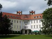 L�bbenau im Spreewald, Schloss (1817 - 1839), Klassizismus; 1944 trafen sich hier die Verschw�rer um Claus Schenk Graf von Stauffenberg zur Vorbereitung des Attentates auf Hitler. Der damige Schlossherr Wilhelm Graf zu Lynar wurde von den Nazis ebenfalls hingerichtet; heute ein Vier-Sterne-Hotel; Aufnahme: August 2014
