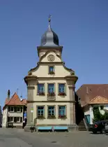 Leistadt, Altes Rathaus, erbaut 1750, sp�tbarocker Putzbau mit Glockenturm (08.06.2014)