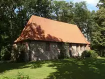 De Ole Kerk (Alte Kirche) aus dem 14. Jhd.;  innen drastisch  entkernt , 1972/73 grundlegend renoviert, auch die Bleiglasfenster sind modern; Bispingen (L�neburger Heide), August 2014
