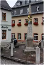 Wolkenstein. Die Postmeilens�ule (korrekt eigentlich Postdistanzs�ule) am Markt.
Auf diesen kurs�chsischen Postmeilens�ulen werden die Entfernungen in Stunden angegeben, wobei eine Stunde einer halben Postmeile bzw. 4,531 km entspricht.
15.08.2014