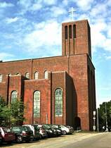 In Nachbarschaft zur evangelischen Petrikirche, deren Anf�nge ins Mittelalter zur�ck reichen, steht auf dem M�lheimer Kirchenh�gel die neu-sachliche katholische Marienkirche, gebaut 1928/29 nach Pl�nen von Emil Fahrenkamp (14. August 2007).
