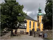 Wolkenstein. Blick von der Schlosszufahrt zur St.-Bartholom�us-Kirche. In ihrere heutigen Form wurde sie nach einem Stadtbrand von 1687 errichtet.
15.08.2014