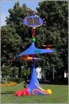 Osnabr�ck. Im Schlossgarten wurde 1999 die  Solara  der schweizerischen K�nstlerin Claire Ochsner aufgestellt. Einzelne Teile der Plastik werden durch die von den eingebauten Solarzellen erzeugte Energie bewegt.
10.08.2014