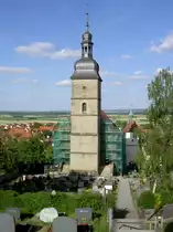 Burgbernheim, Ev. Stadtpfarrkirche St. Johannes der T�ufer, Westturm um 1300, Langhaus erbaut 1876 unter Einbau des romanischen Portals, Chor von 1443 (19.06.2014)