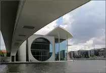 . An der Spree -

Gegen�ber dem Paul L�be Haus liegt das Marie Elisabeth L�ders Haus in der selben Architektursprache.

http://architektur.startbilder.de/name/galerie/kategorie/architekten~braunfels-architekten~2003-marie-elisabeth-lueders-haus-berlin.html

19.08.2010 (Matthias)