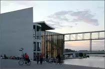 . Beton und Glas -

Viel Sichtbeton und viel Glas, diese Materialien dominieren am Paul L�be Haus des Deutschen Bundestag in Berlin.

Mehr Impressionen:
http://architektur.startbilder.de/name/galerie/kategorie/architekten~braunfels-architekten~2001-paul-loebe-haus-berlin.html

20.08.2010 (Matthias)