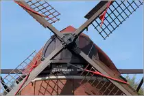 Bad Zwischenahn. An der Kappe der R�genwalder M�hle sind die Jahreszahlen 1834 (Gr�ndungsjahr der Firma) und 2012 (Fertigstellung der M�hle) zu sehen.
28.08.2014 
Weitere Infos zur M�hle: http://www.bad-zwischenahn-touristik.de/urlaubsthemen/sehenswuerdigkeiten/muehlen/ruegenwalder-muehle.html