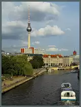 Der 1965 bis 1969 am Alexanderplatz errichtete Fernsehturm ist ein weithin sichbares Wahrzeichen Berlins. Gleichzeitig ist der Turm mit mehr als einer Million Besuchern im Jahr eine der meistbesuchten Sehensw�rdigkeiten Deutschlands. Rechts ist der Turm des Roten Rathauses erkennbar, im Vordergrund die Spree. Das Foto entstand nahe der Museumsinsel w�hrend der Fahrt �ber die Stadtbahn. (07.08.2014)
