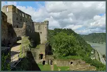 Die Burg Rheinfels bei St. Goar geh�rt zu den gr��ten Burgen des Mittelrheintals. Links befindet sich die 1245 bis 1248 errichtete Kernburg, der �lteste Teil der Anlage. �ber dem Tor befindet sich eine Tafel zur Erinnerung an die Belagerung im Jahre 1692. Sehr sehenswert sind die weitl�ufigen unterirdischen Wehrg�nge, welche beim Ausbau zur Festung im 16. und 17. Jahrhundert angelegt wurden. 
Im Hintergrund, auf der anderen Seite des Rheins, ist die Burg Maus erkennbar.(09.08.2014)