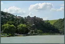 Burg Rheinfels bei St. Goar, vom Rhein aus gesehen: Die Ruine ist eine der gr��ten Burganlagen des Mittelrheintals. Sehenswert sind insbesondere die umfangreichen unterirdischen Wehrg�nge. (09.08.2014)