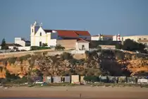 FERRAGUDO (Concelho de Lagoa), 27.04.2014, Blick von Praia da Rocha �ber den Rio Arade auf die Kirche von Ferragudo