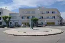 MONCARAPACHO e FUSETA, Gemeindeteil Fuseta (Concelho de Olh�o), 02.05.2014, Fischerstatue am kleinen Hafen