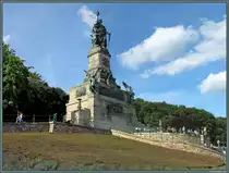 Das 1883 eingeweihte Niederwalddenkmal auf dem R�desheimer Berg erinnert an die Reichseinigung Deutschlands 1871. Wegen der sch�nen Aussicht auf das Rheintal ist das Denkmal mit der 12 m hohen Germania-Statue ein beliebtes Ausflugsziel. Seit 2002 geh�rt es zum UNESCO-Weltkulturerbe Oberes Mittelrheintal.  