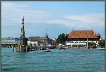 Seit 1993 bewacht die Imperia-Statue die Hafeneinfahrt von Konstanz. Sie wurde auf den Resten eines Hafenturms errichtet. Rechts zu sehen das 1388 errichtete Konzilgeb�ude, welches als Warenhaus, Umschlagort und Veranstaltungshalle diente. (10.08.2014)
