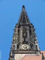 Der Turm der Lambertikirche mit den drei aufgeh�ngten Eisenk�fige f�r die Anf�hrer der  Wiedert�ufer  im 16. Jahrhundert (August 2013)