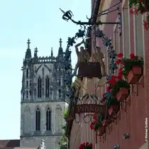 Schild der Brauerei-Gastst�tte PINKUS im  Kuhviertel  mit dem Turm der �berwasserkirchen (M�nster, August 2013)