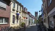 Kreuzstra�e im  Kuhviertel  nahe dem Stadtzentrum von M�nster mit zahlreichen Kneipen und mit Blick auf die �berwasserkirche (August 2013)