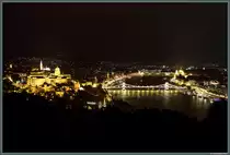 Budapest bei Nacht: Links der Burgberg mit dem Burgpalast und der dahinter liegenden Matthiaskirche. In der Mitte flie�t die Donau, welche vorn von der Kettenbr�cke und im Hintergrund von der Margaretenbr�cke �berspannt wird. Am rechten Flussufer ist au�erdem das Parlamentsgeb�ude erkennbar. (Blick vom Gellertberg, 15.08.2014)