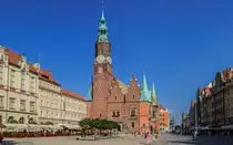 Hier ist die Westfassade des Breslauer Rathauses zu sehen. Der Turm wurde im Stil der Renaissance im 16. Jahrhundert errichtet und hat eine H�he von 66 Metern. (29.07.2014)